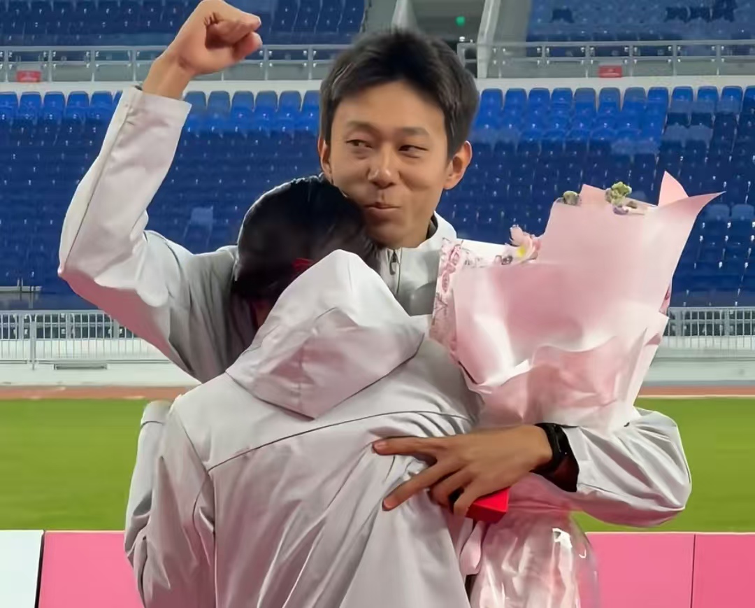 残特奥会赛场爆哭求婚！听障小伙用手语说 “嫁给我”，全网：这才是爱情天花板