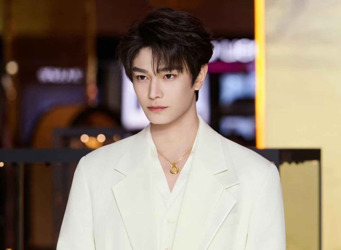 丁禹兮上海老凤祥活动狂撒黄金！白西装霸总式宠粉引爆全网