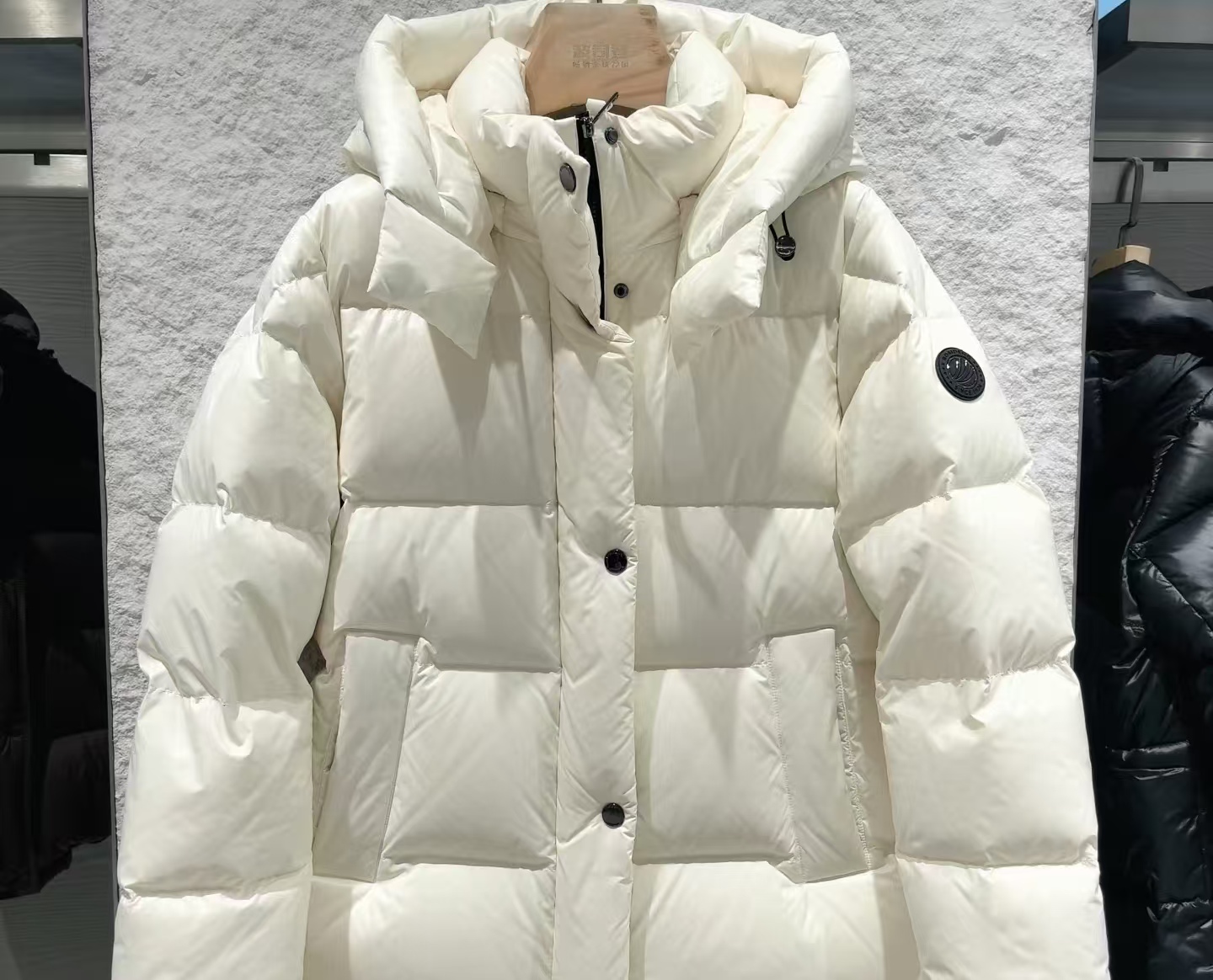 86 克充绒卖 2299 元？波司登羽绒服争议炸锅，高价到底贵在哪？