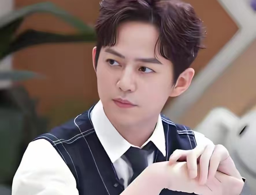 一写就是 26 年！何炅专栏停更，“文字铠甲” 藏着三代人的青春