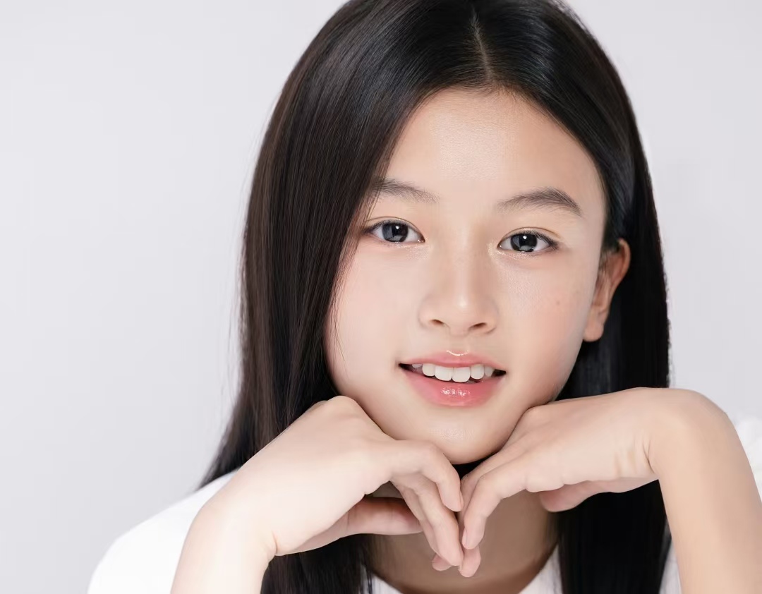 半年从素人到出道！“小张柏芝”七七携S级资源而来，颜值之外能否靠演技立足？