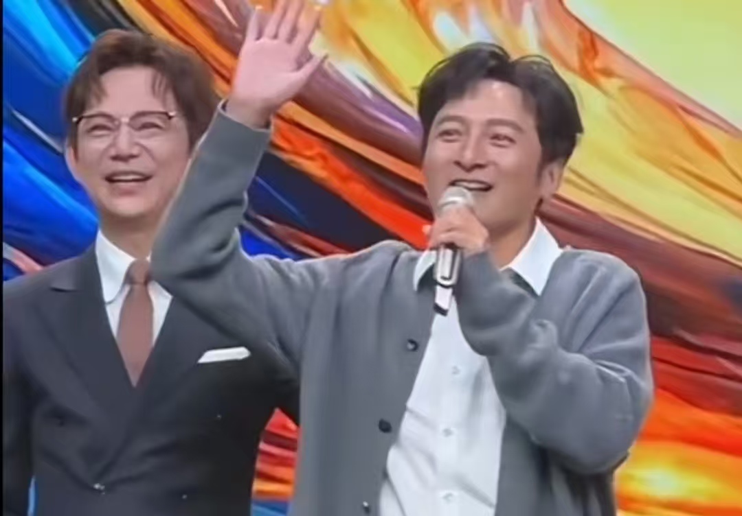 李维嘉听谢娜爱曲落泪，何炅暖心搂肩擦泪，20年友情太好哭