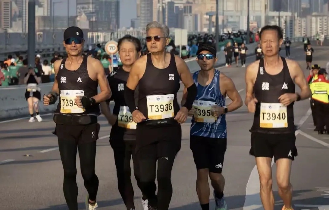 香港2026渣打马拉松开跑：周润发跑10公里，郭晶晶参赛2公里项目