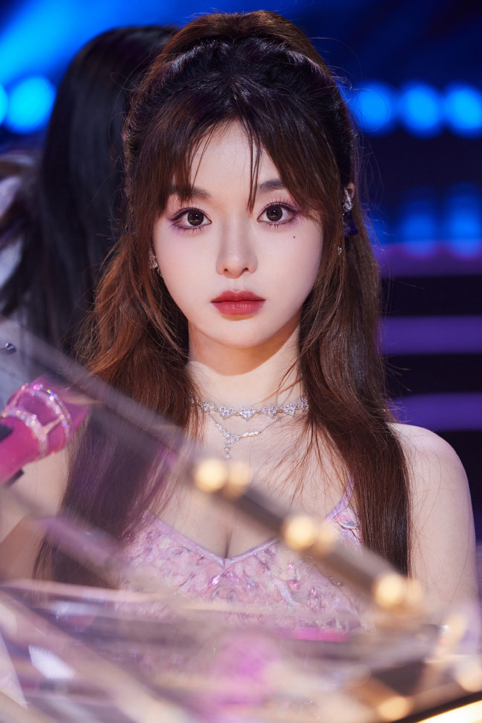 承诺免费却售票引风波：歌手黄霄云接连发声，相关部门介入说明情况