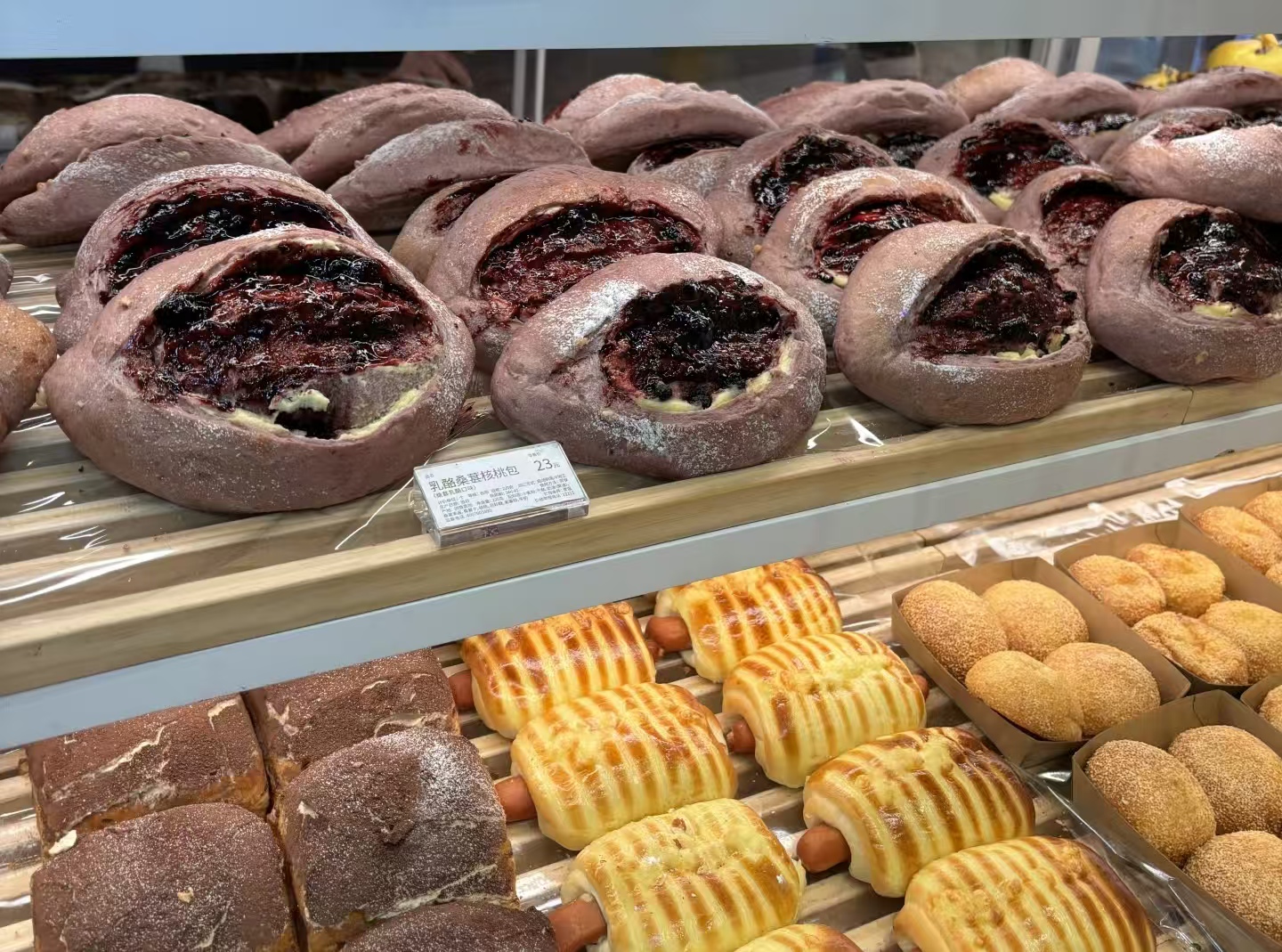 好利来翻车！掉地面包被捡回售卖，回应竟甩锅 “新员工”？