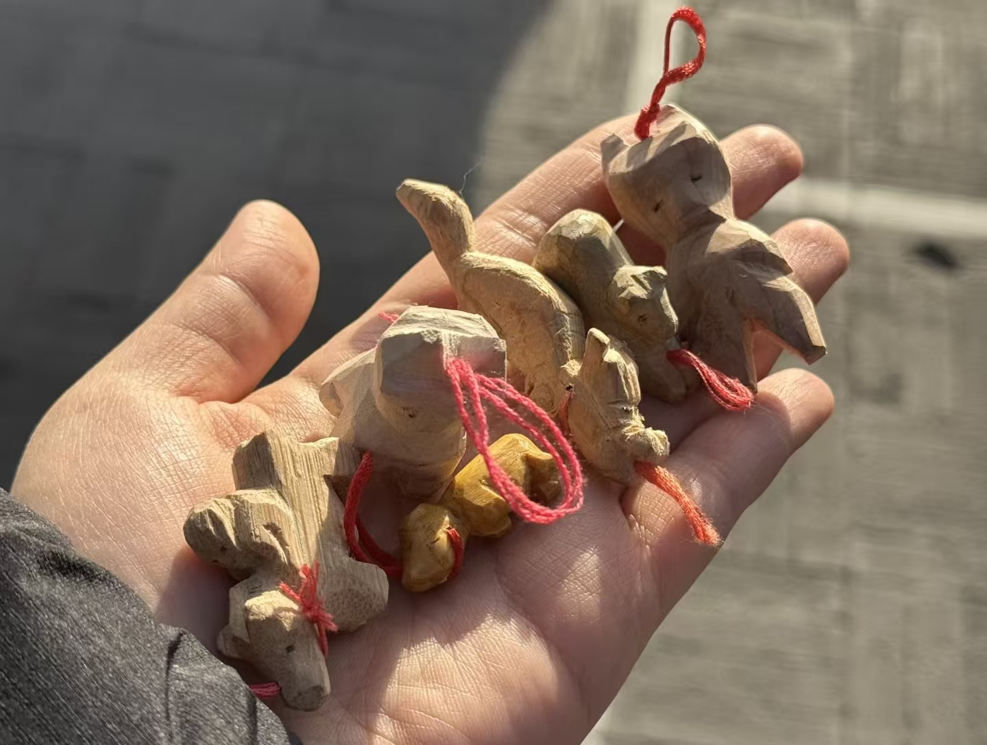 什刹海木雕大爷的 “抽象神作”，凭什么征服年轻人？