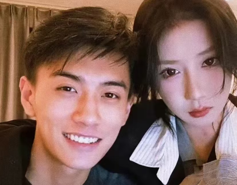 网红任权让女友带妆睡觉：用 “爱” 绑架健康，这不是甜宠是自私