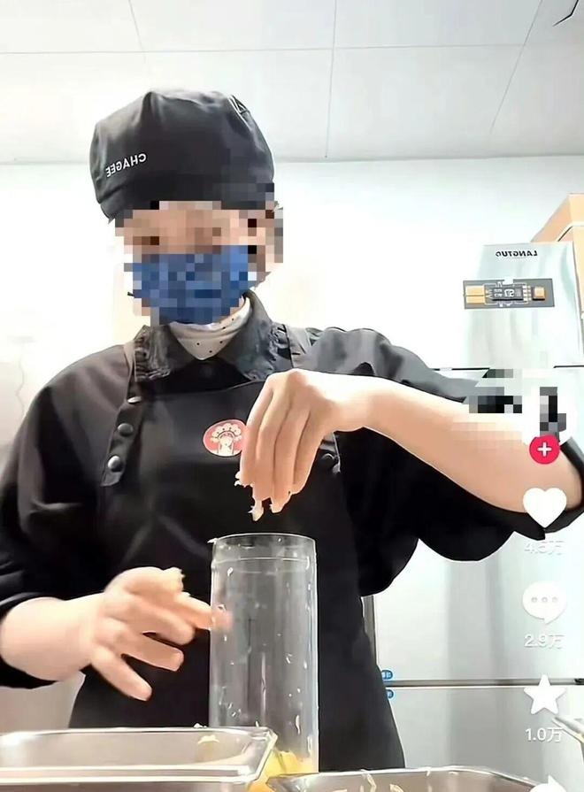 霸王茶姬回应“徒手操作”视频：涉事门店停业整顿，店员已被辞退