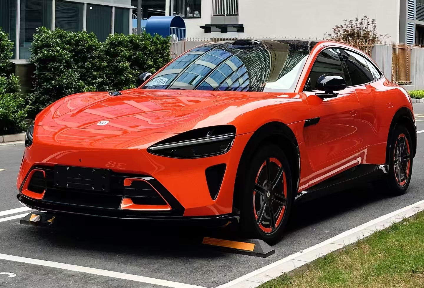 雷军坦言熔岩橙“叫好不叫座”，小米汽车两款车型下架该配色