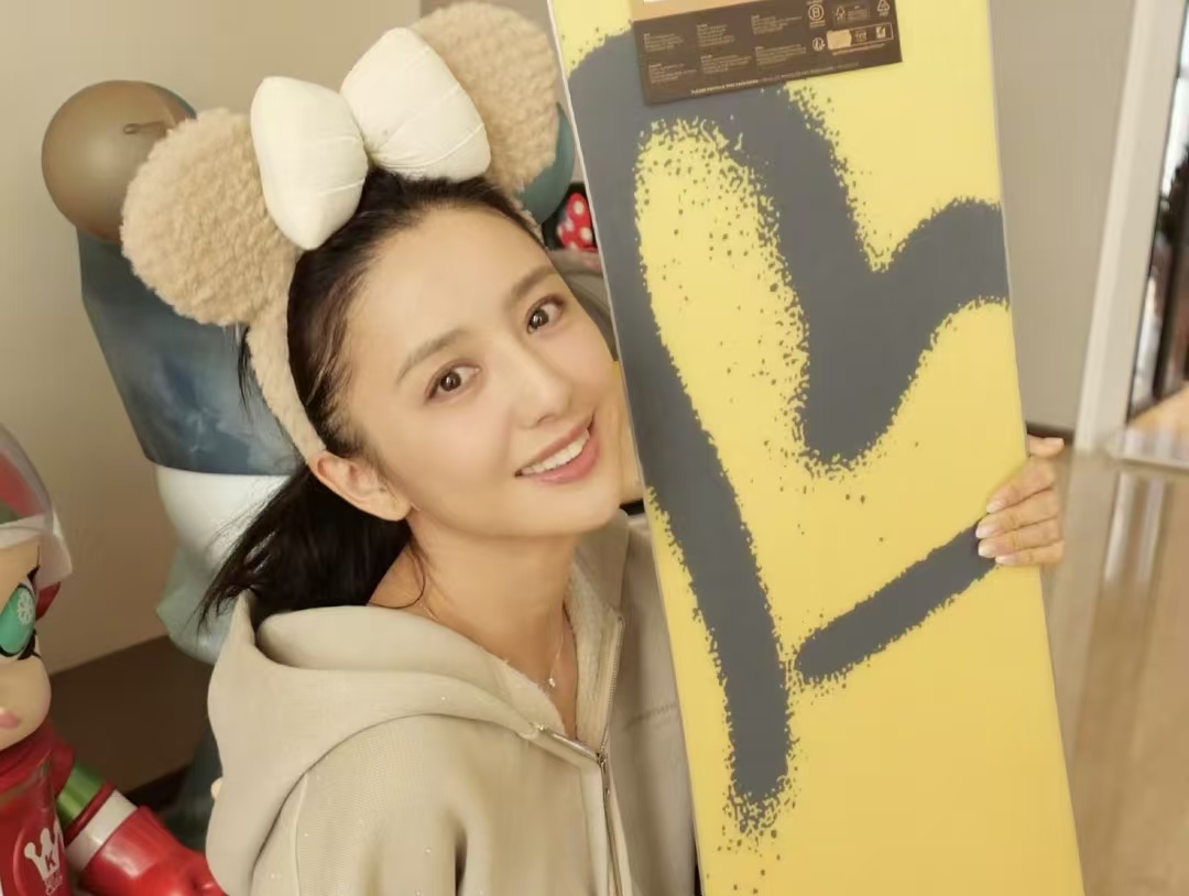 苏翊鸣“催滑”太执着！连续3年送滑雪板盯佟丽娅，她终应战：今年上雪道