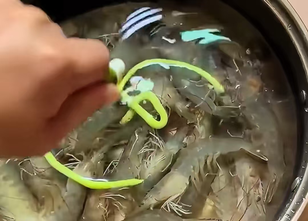 爆火的芥末泡虾去线法，到底是懒人福音还是智商税？