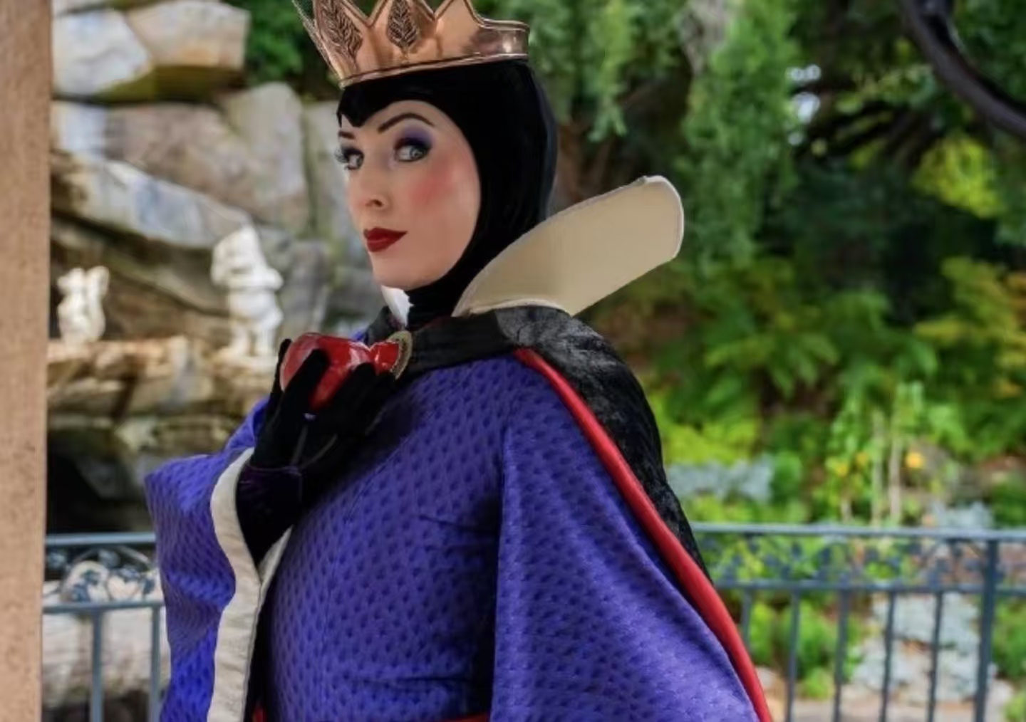 迪士尼毒皇后扮演者暗示被辞退，八年角色坚守终落幕