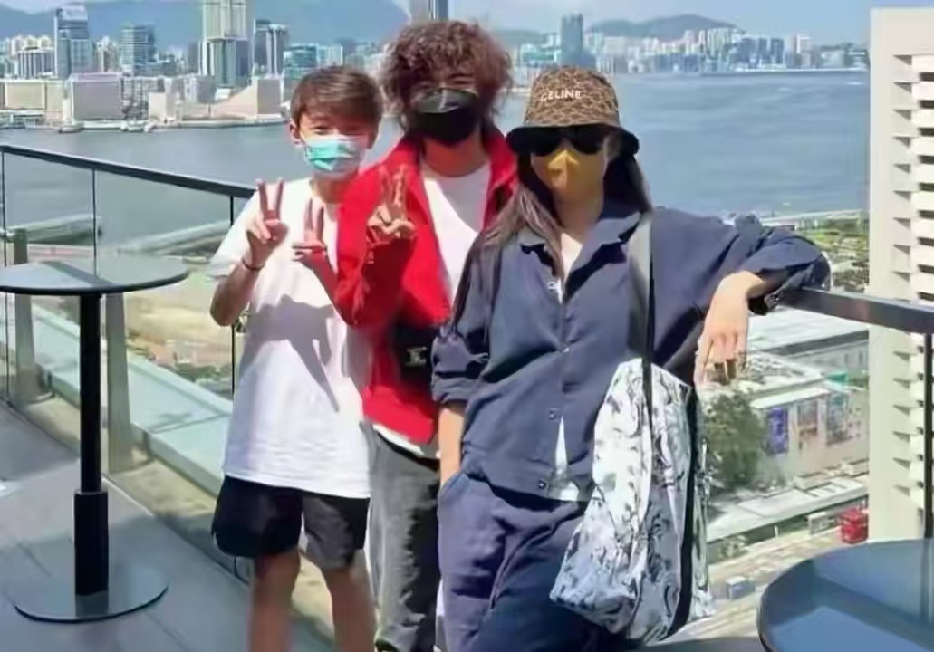 张柏芝携三子机场同行，疑送长子Lucas赴澳读大学引热议