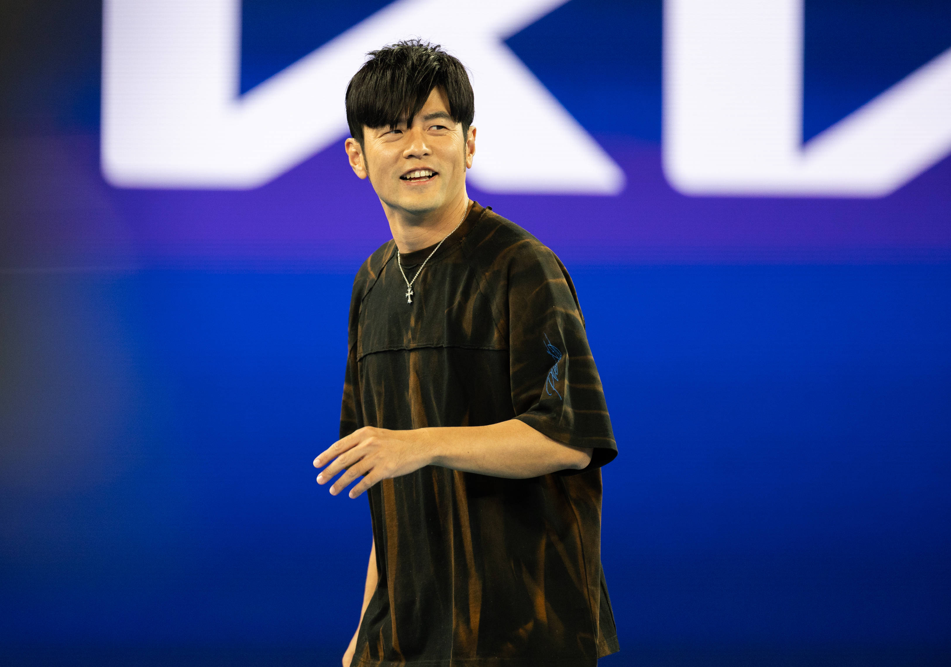 周杰伦现身澳网赛场，1秒光速出局，自嘲连球都没碰到