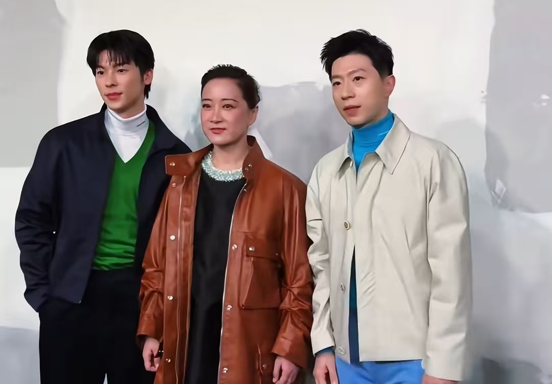 无修生图抗打！贾玲马龙许光汉米兰同框，解锁时尚新姿势