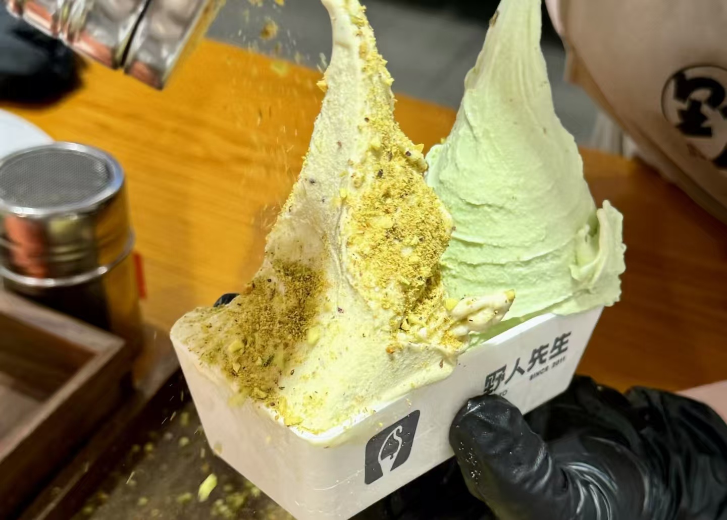 争议拉满！28元130克vs40元80克，野人先生真的平价吗？