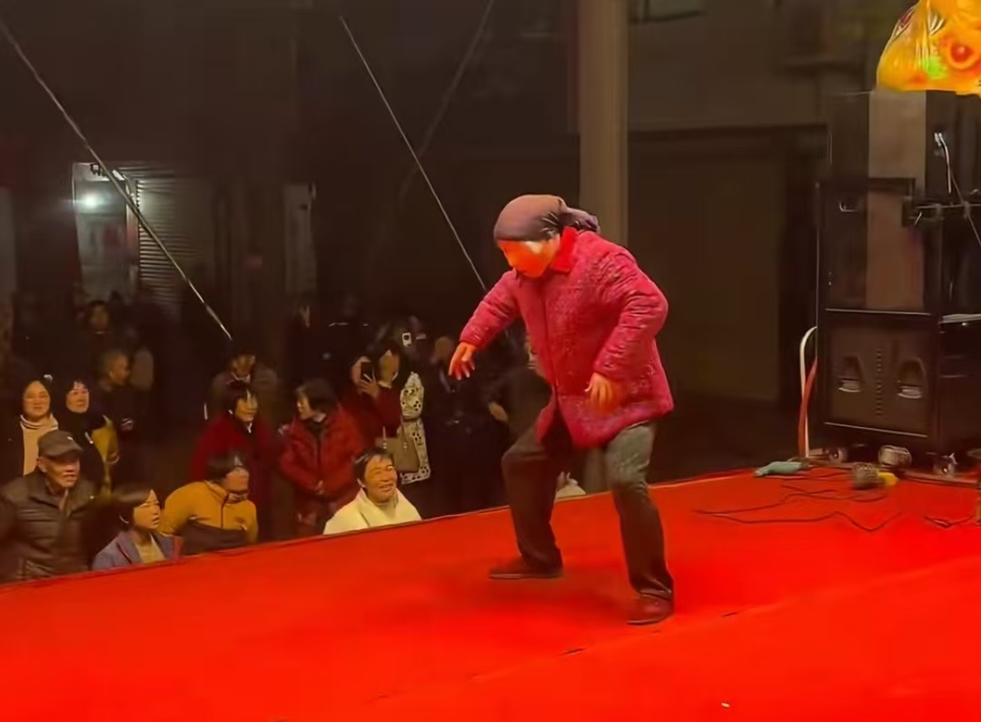 阜阳“霹雳老奶”火遍全网！摘下头巾惊众人，竟是50岁大叔？