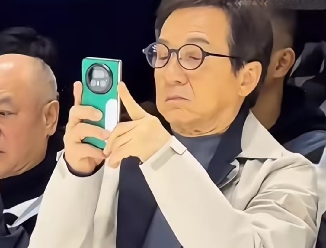 71 岁成龙首次参加米兰时装周！满脸求知欲，网友：演我爸本人