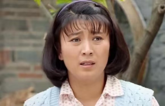 几十万不够家用？闫学晶直播言论引众怒，深夜致歉：忘了自己的根