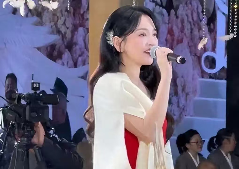 金莎坦言靠商演维生曾自卑，反复唱《星月神话》的背后，是成年人的体面与挣扎