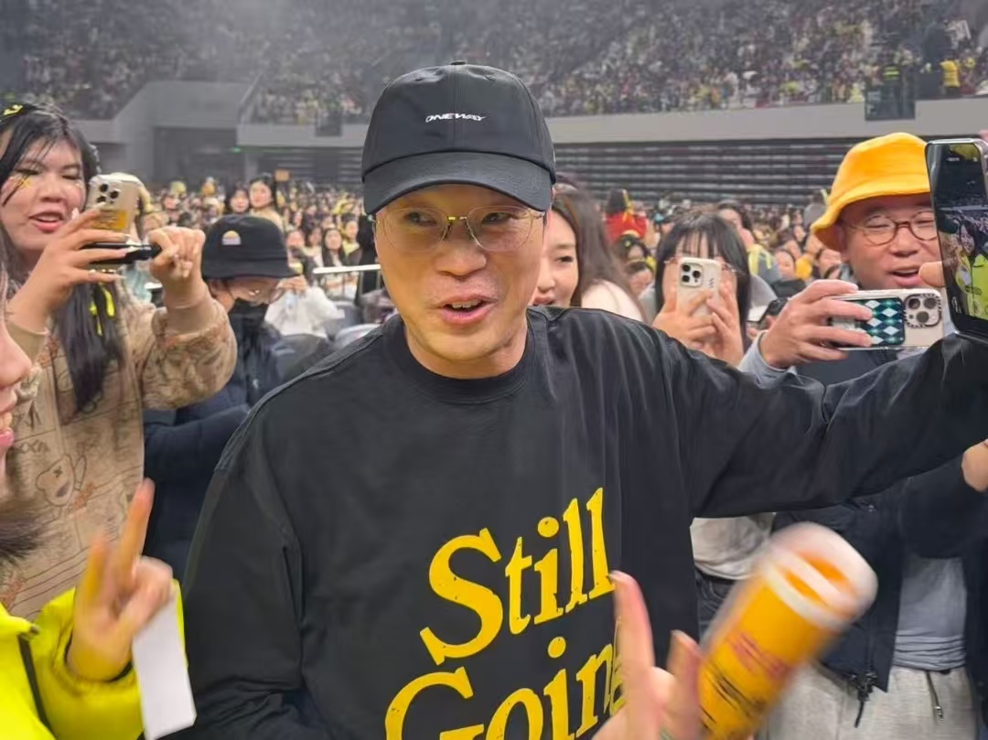 娱乐圈清流！王迅看刘宇宁演唱会不追星，专注帮粉丝递应援物