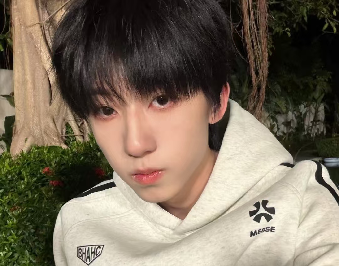 杨母机场怒怼私生饭：“挣点干净钱”，戳破内娱畸形追星乱象