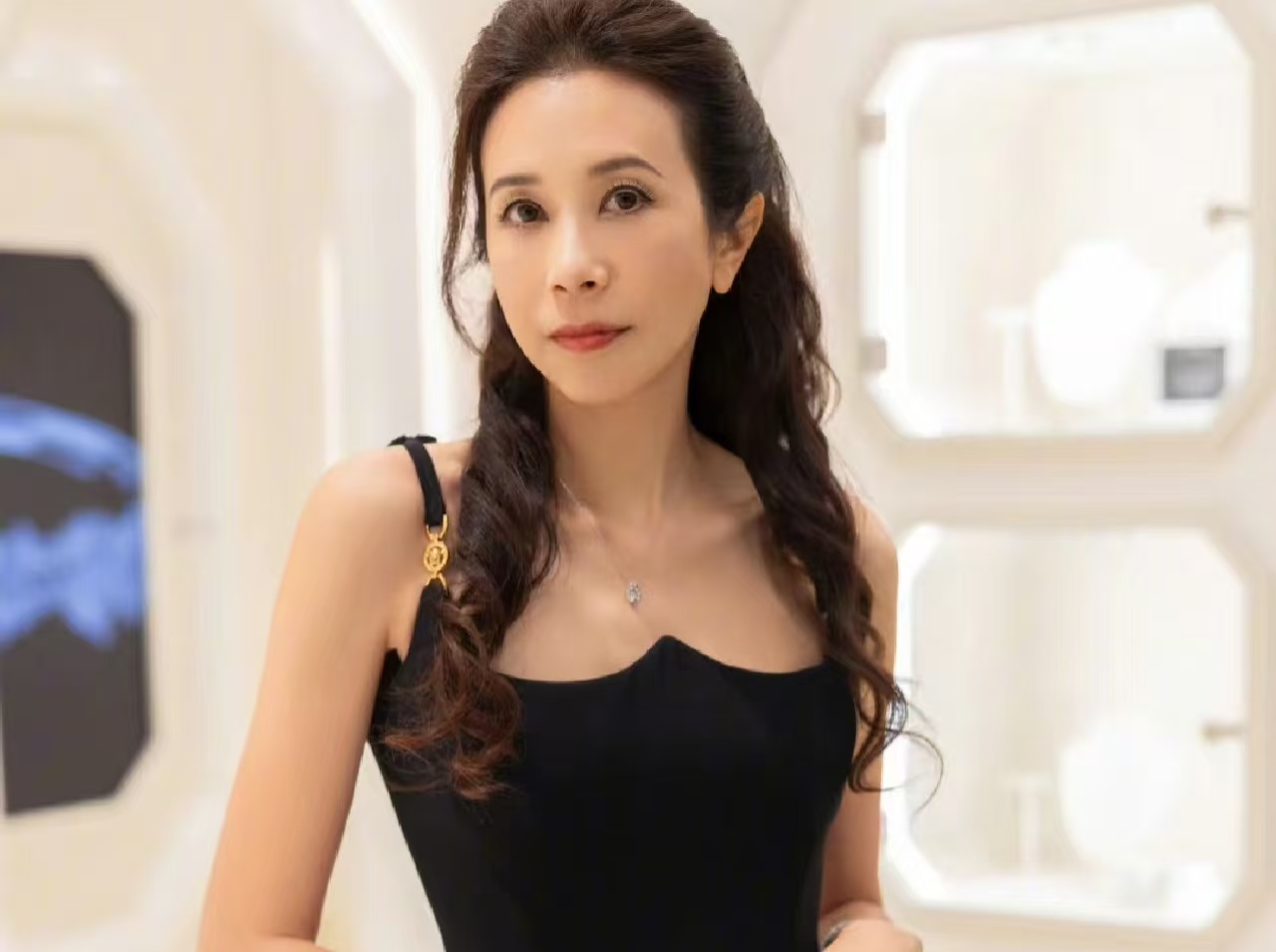 莫文蔚有多念旧？一双高跟鞋穿 16 年，从 MV 穿到跨年纪录！