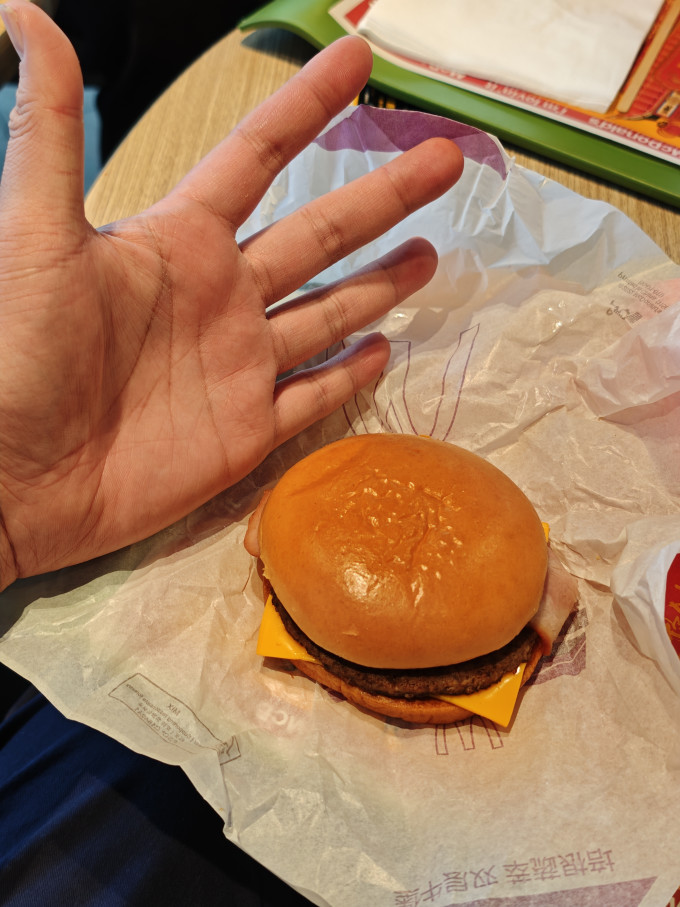 麦当劳的汉堡包越做越小了，“23元汉堡仅8厘米”，堪比小笼包，官方回应