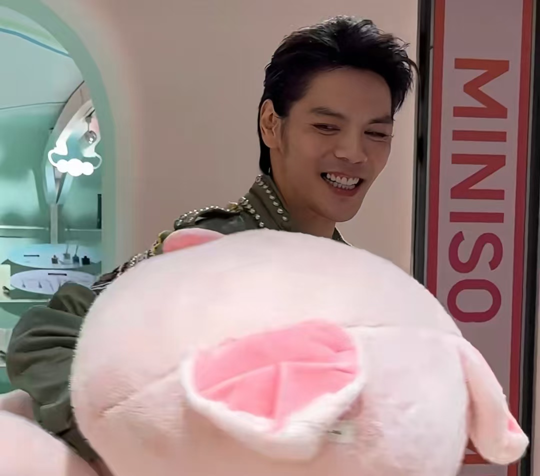 向佐街头抱粉色猪公仔，憨笑告白郭碧婷：买给我老婆，她属猪的