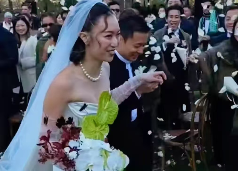 霍启仁妻子首晒婚礼全纪录！玉龙雪山当背景，新娘神似年轻时朱玲玲