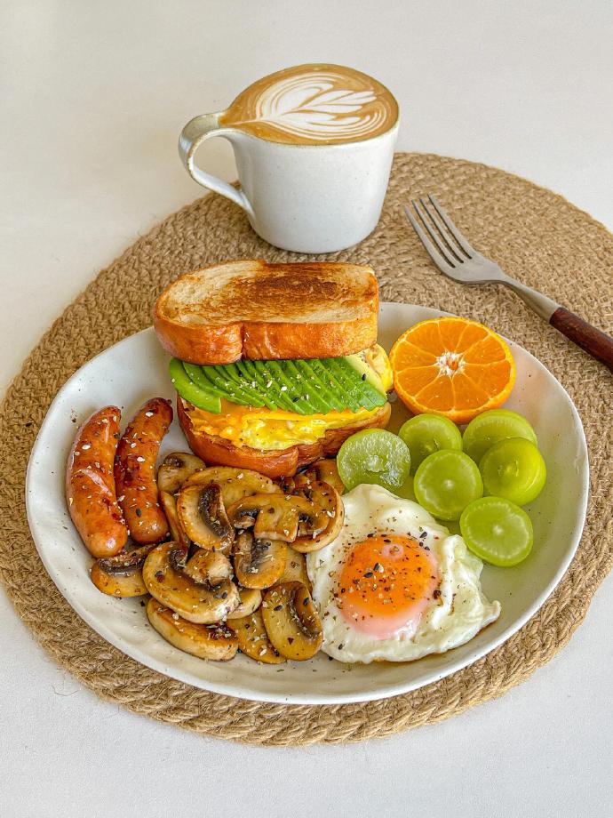 医生提醒：馒头白粥咸菜当早餐隐患多，这4类食物也要尽量少吃