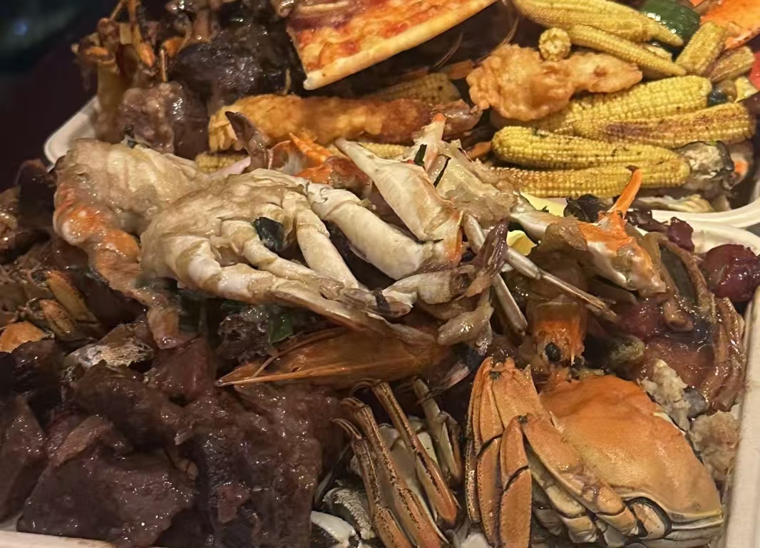 自助餐不是 “免费超市”！两女子偷打包螃蟹被拦，装病脱身引众怒