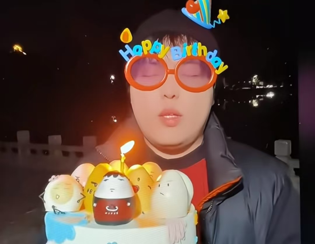 烟花为你而开！桃黑黑专程赴南通，用最绚烂的方式庆祝 “蛋蛋军团” 一周年
