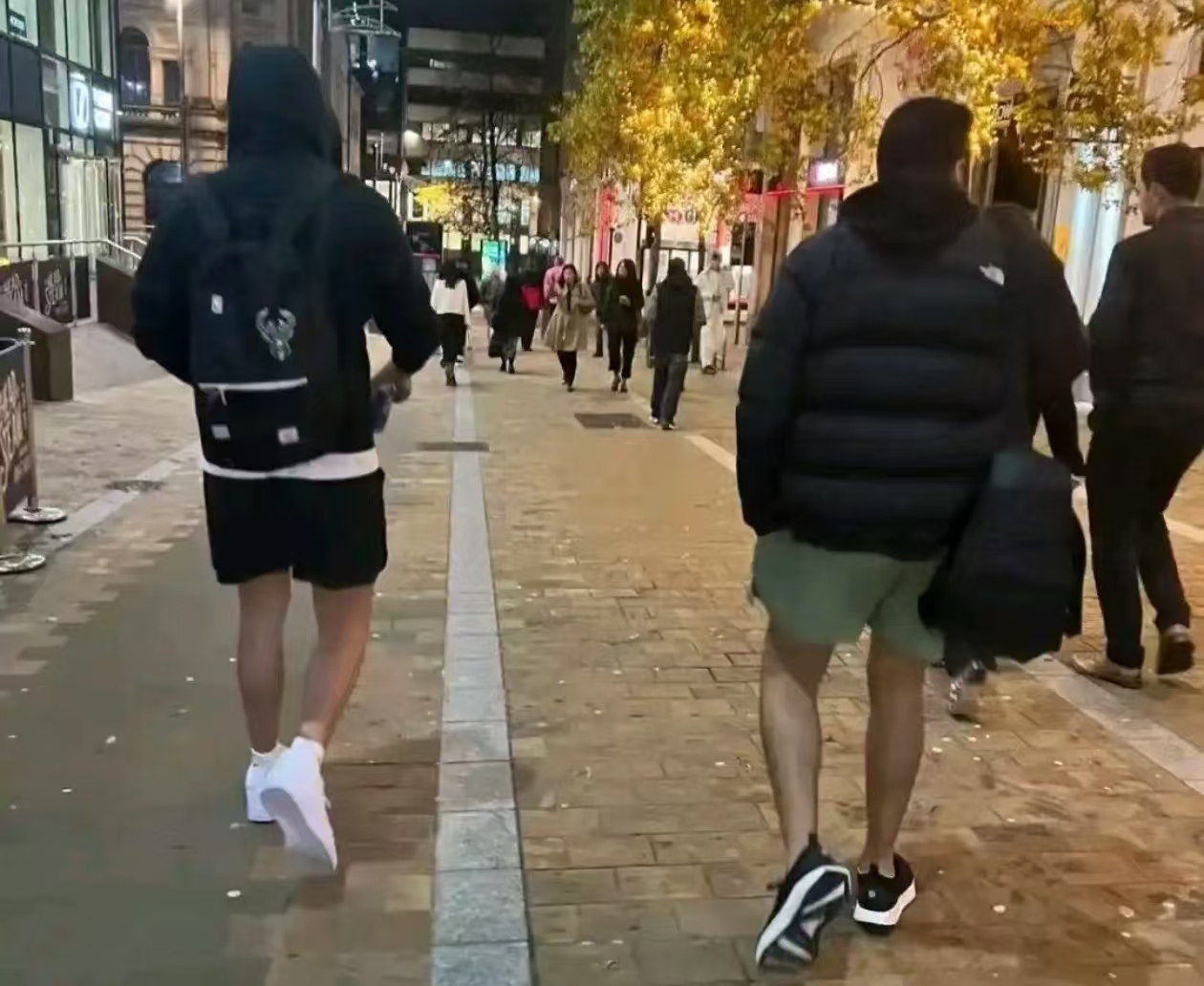 哈尔滨零下20℃暴击！外国游客光腿穿短裤逛中央大街，网友：这是在“硬刚”东北？