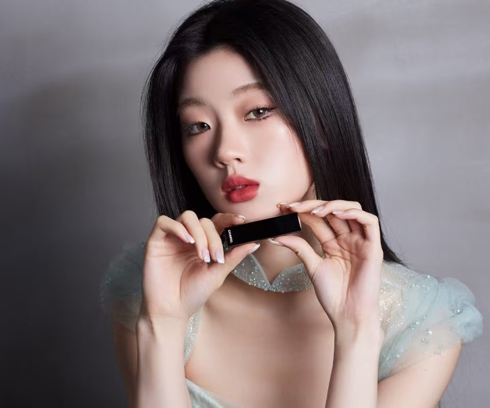 香奈儿首位 00 后华人歌手代言人诞生！单依纯 2026 开年王炸，时尚音乐双线封神