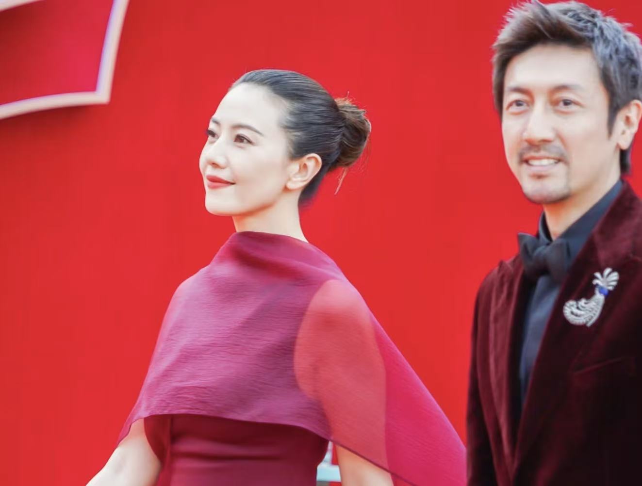 抛开滤镜看美人！46岁高圆圆红毯生图，把东方优雅刻进骨子里