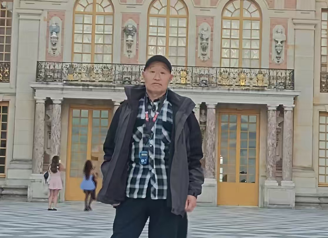 拒绝“照骗”！大爷镜头里的“粗糙巴黎”，凭什么火出圈？