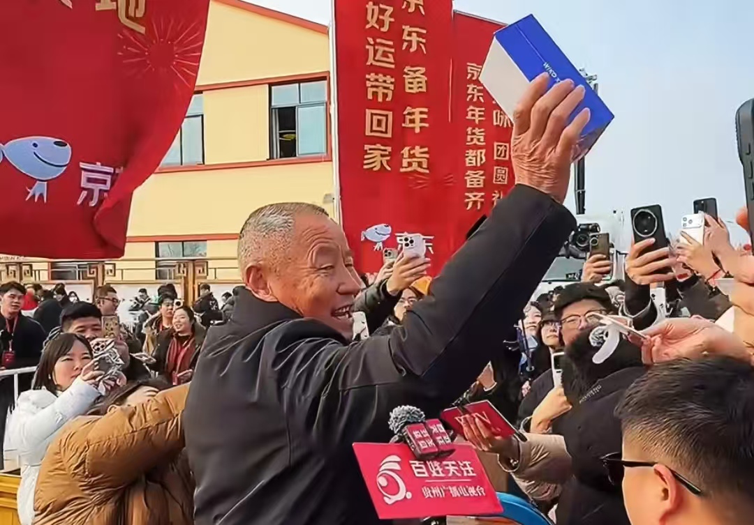 太震撼！刘强东给老家送的手机，竟能砌成一堵墙？