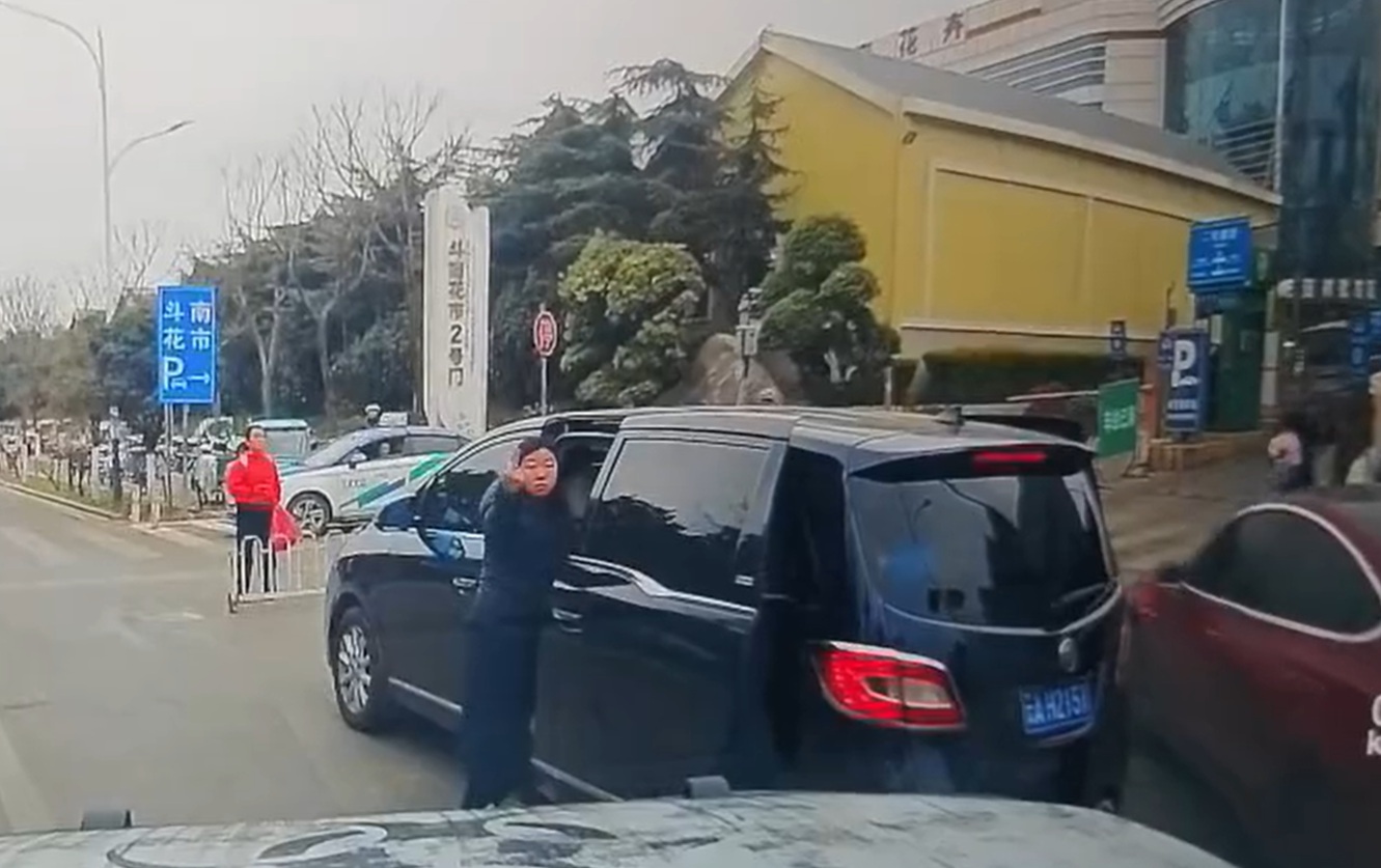 昆明女子违停还做不当手势遭撞倒：司机是泄愤还是误操作？