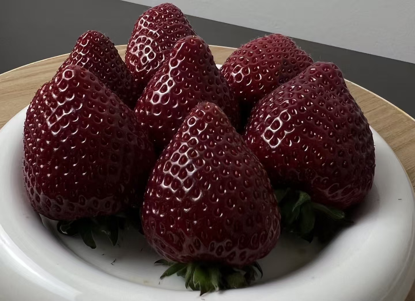 300元一斤的黑草莓走红，是真稀缺还是智商税？