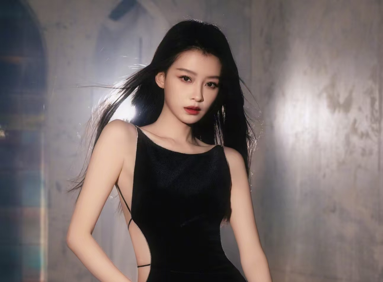 400万法拉利不打灯变道！孙怡违规驾驶引众怒，光速致歉仍遭质疑