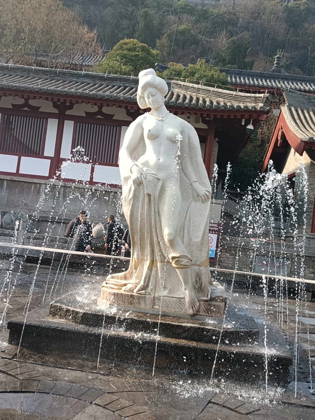 贵妃出浴雕像被网友吐槽衣着暴露，景区官方回应