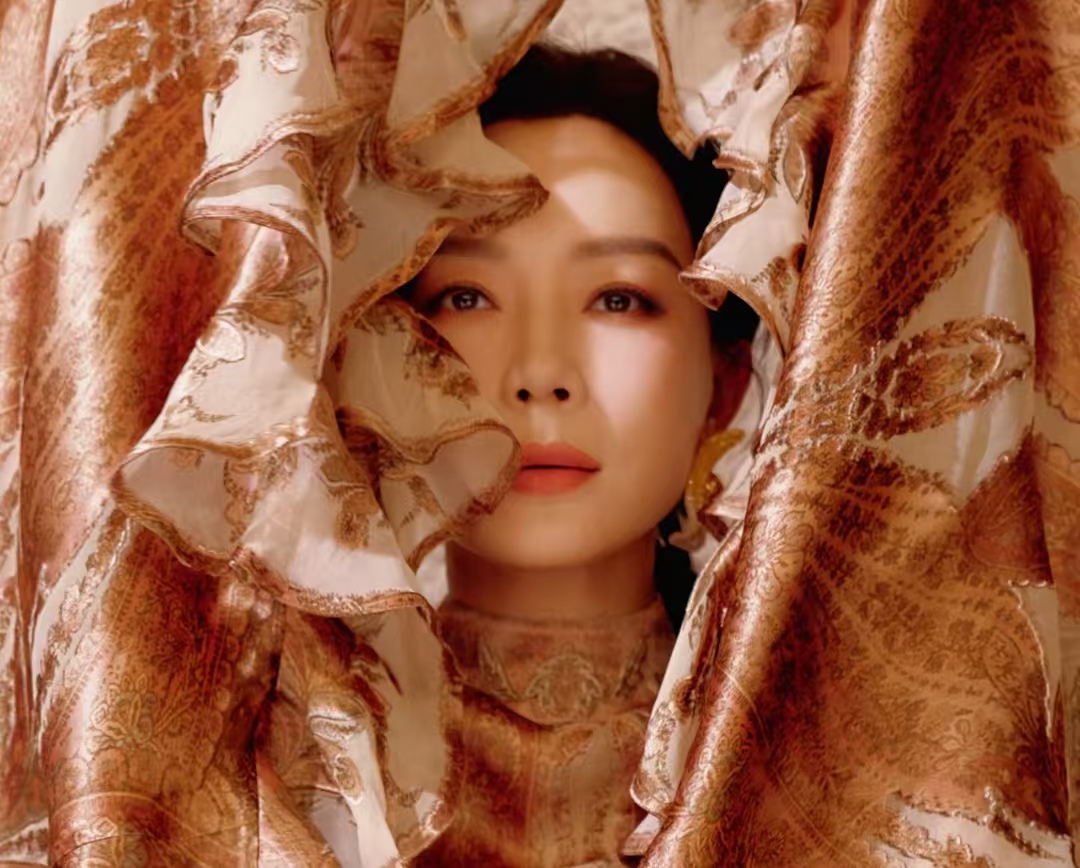 48岁陈数杂志大片惊艳全网！眼周无纹状态绝，冻龄秘诀就3件事