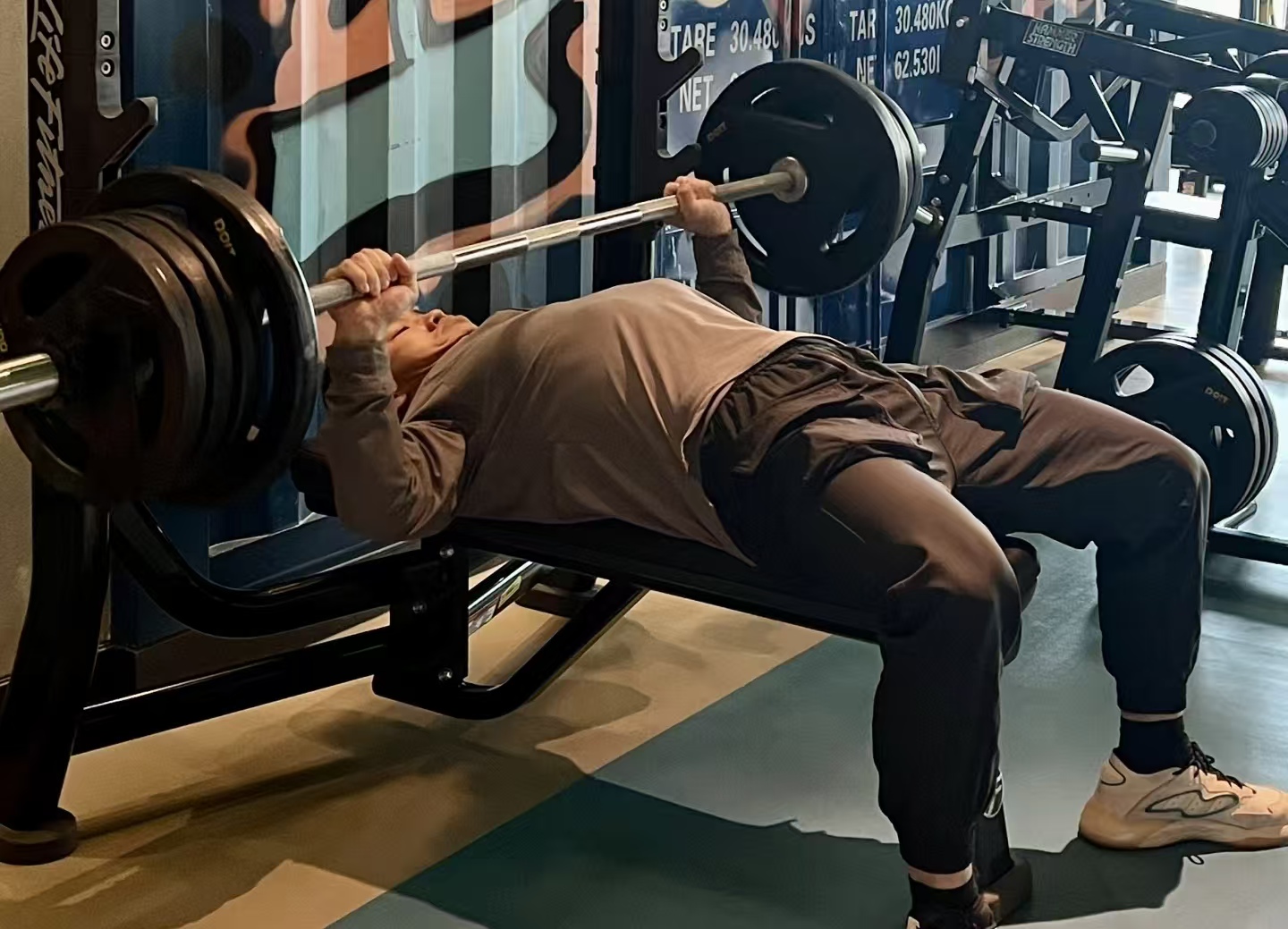 全网热议健身达人血管撕裂事件：160 公斤卧推，为何成了致命挑战？