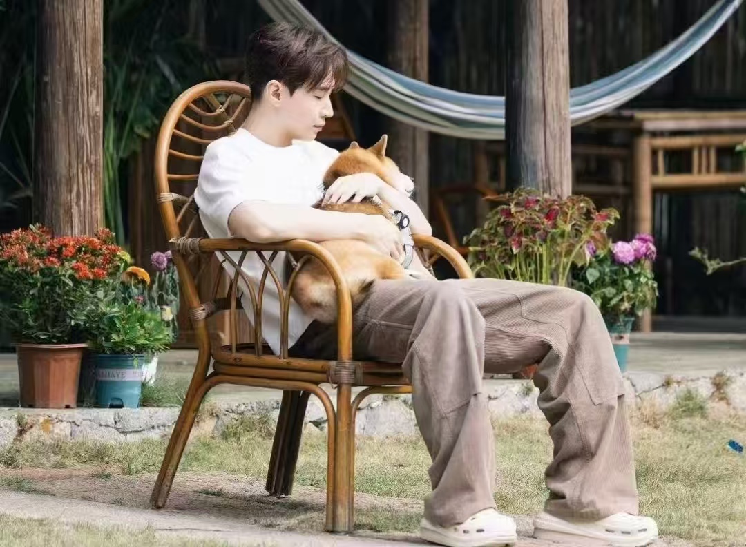 这双拖鞋到底救过Henry的命吗？陪他闯遍综艺与巴黎