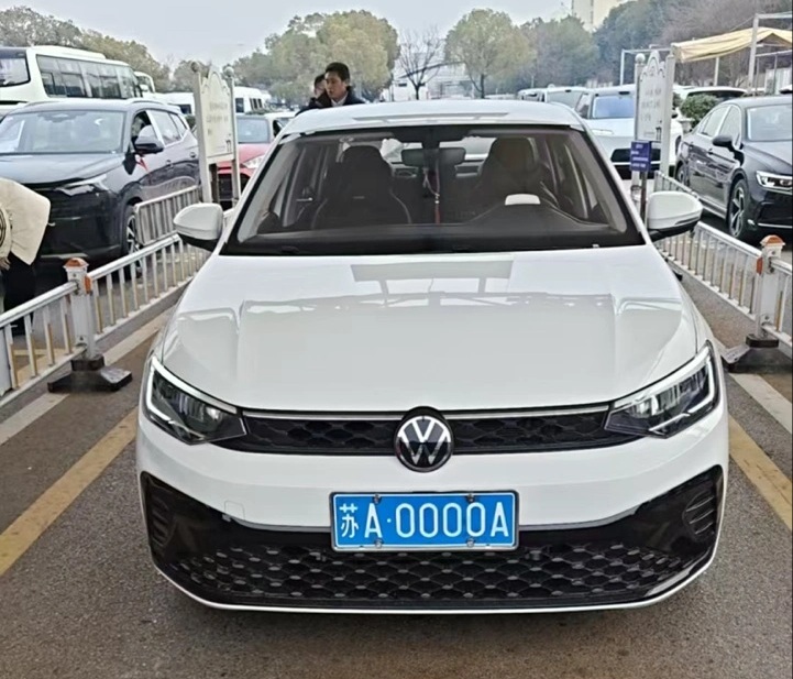 江苏女子随手选号中“苏A0000A”，网友调侃比中彩票还难