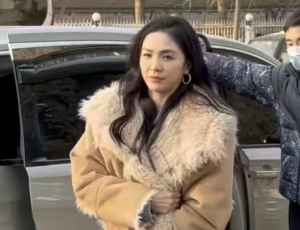 冷到缩肩也优雅！唐诗逸春晚彩排路透出圈，网友：这气质藏不住