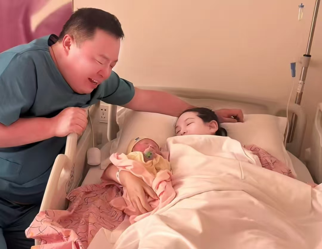 全网恭喜！44岁阎鹤祥微博官宣当爸，德云社师兄弟集体道贺，郭麒麟被催备红包