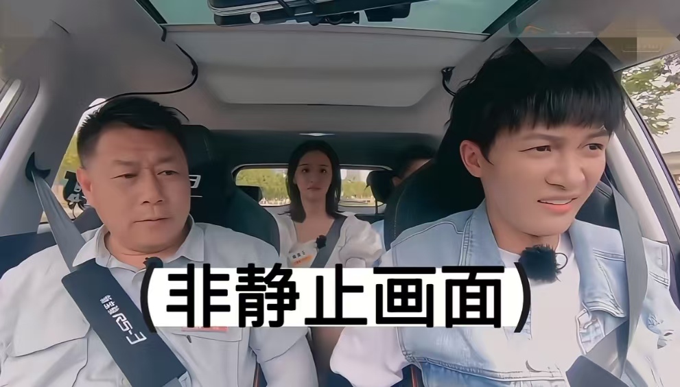 全网催更！周深被喊换驾照，萌系回应笑翻：两只耳朵都听到了！