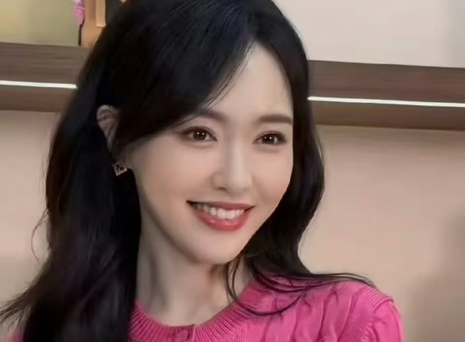 42 岁唐嫣气场开挂！玫粉针织裙亮相 FENDI 活动，“死亡芭比粉” 也能 hold 住全场